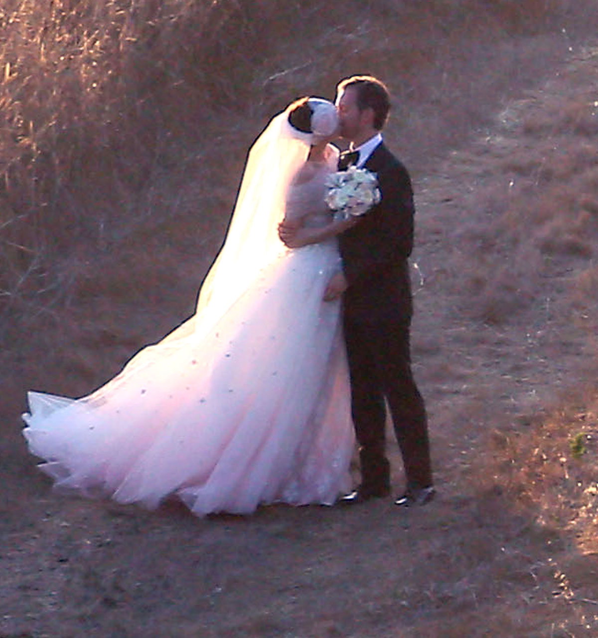 Anne Hathaway Adam Shulman Get Married Private Residence Big Sur California