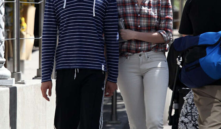 Anne Hathaway Adam Shulman Out About New York (12 photos)