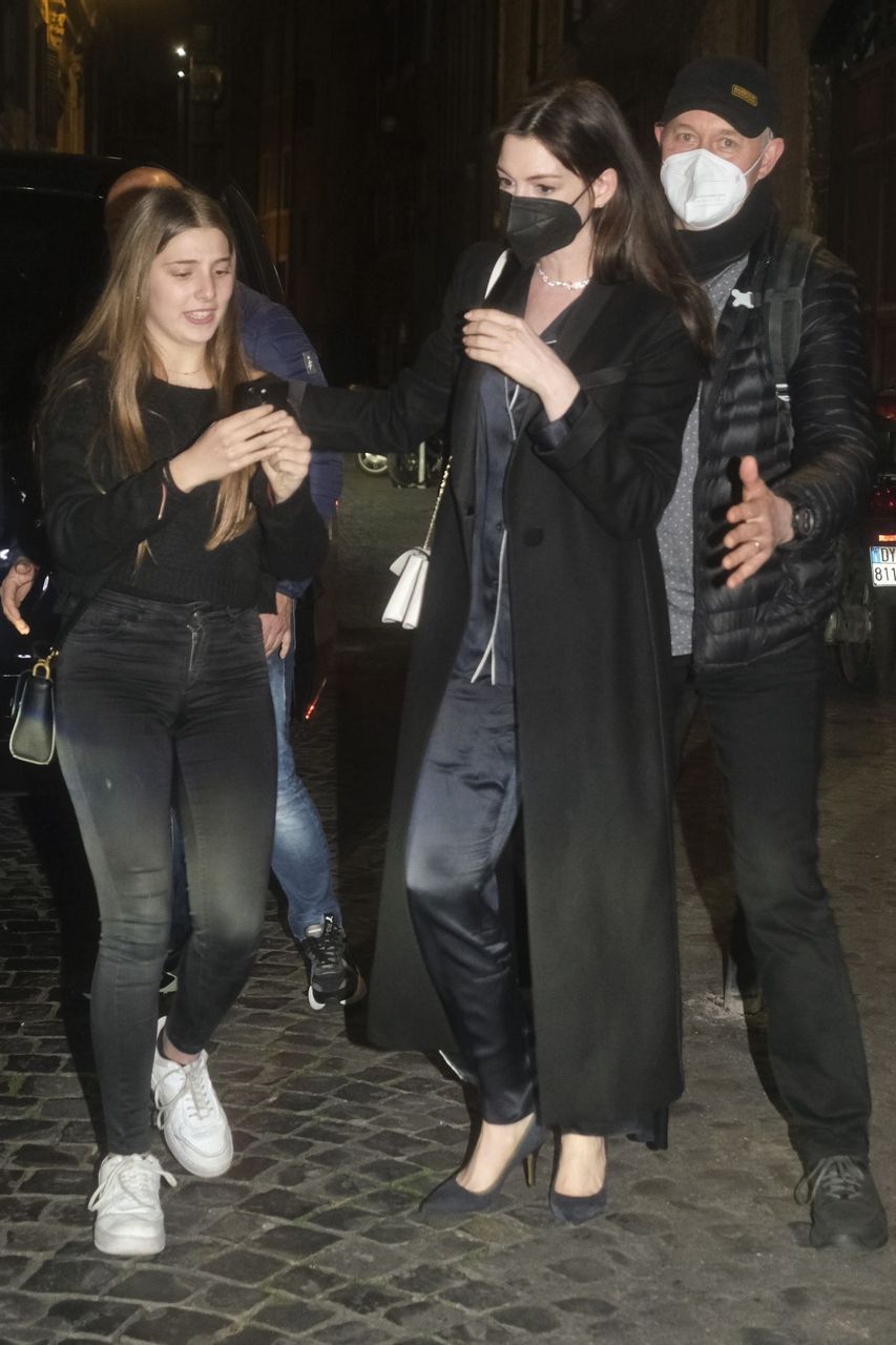 Anne Hathaway And Adam Shulman Out For Dinner Al Pierluigi Restaurant Rome