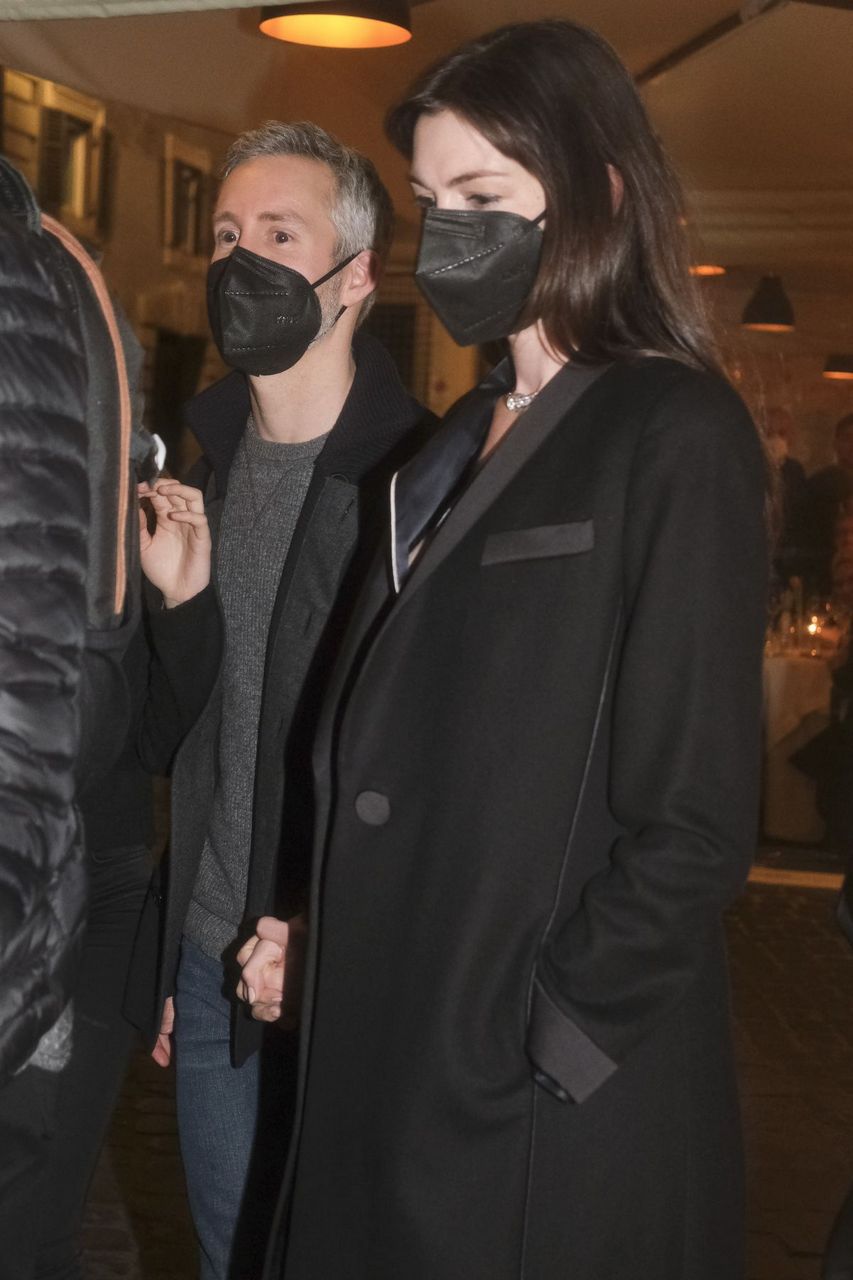 Anne Hathaway And Adam Shulman Out For Dinner Al Pierluigi Restaurant Rome