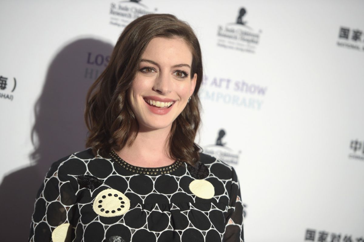 Anne Hathaway La Art Show Los Angeles Fine Art Shows 2016 Opening Night Premiere Party