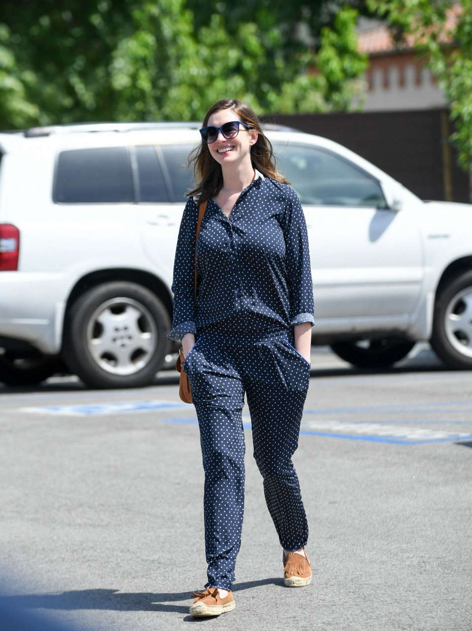 Anne Hathaway Out About Los Angeles