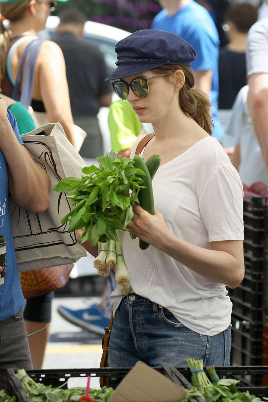 Anne Hathaway Out Shopping Los Angeles