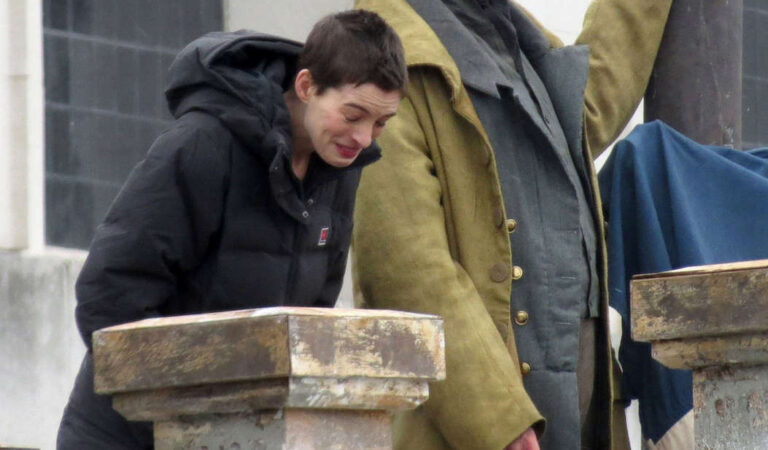 Anne Hathaway Set Les Miserables London (14 photos)