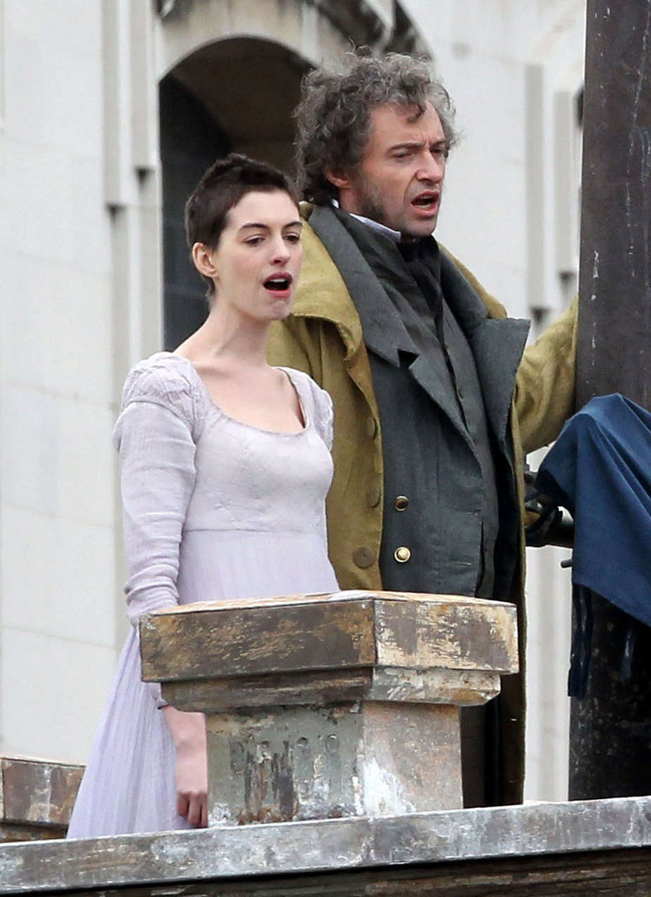 Anne Hathaway Set Les Miserables London