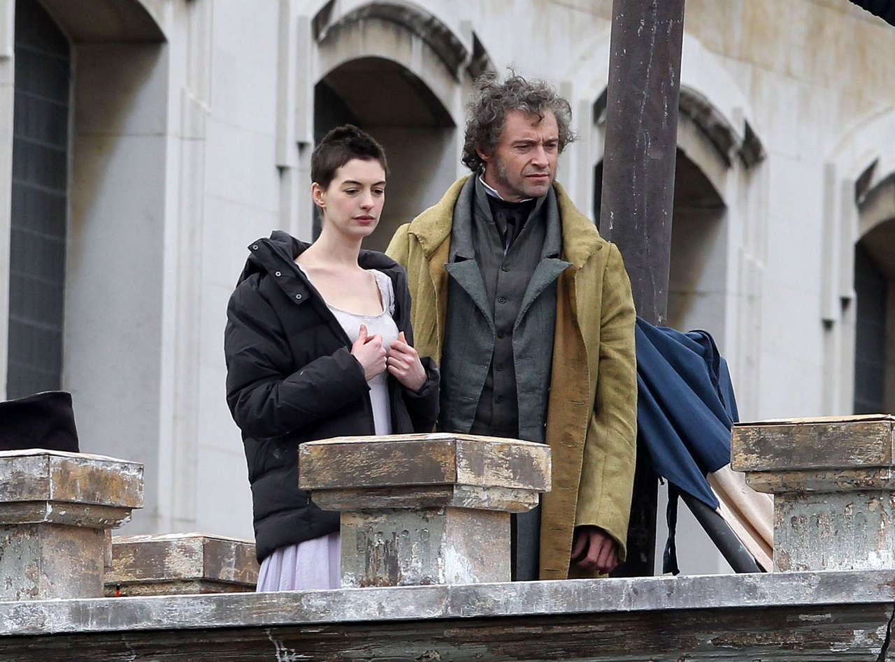 Anne Hathaway Set Les Miserables London