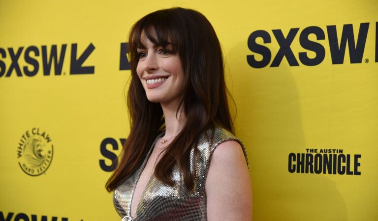 Anne Hathaway Wecrashed Premiere 2022 Sxsw Festival Austin (2 photos)