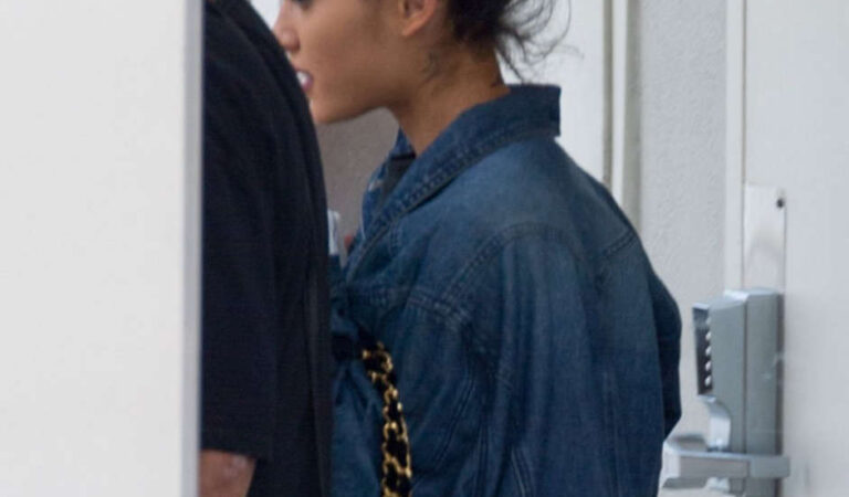 Ariana Grande Leave Dermatologist Beverly Hills (2 photos)