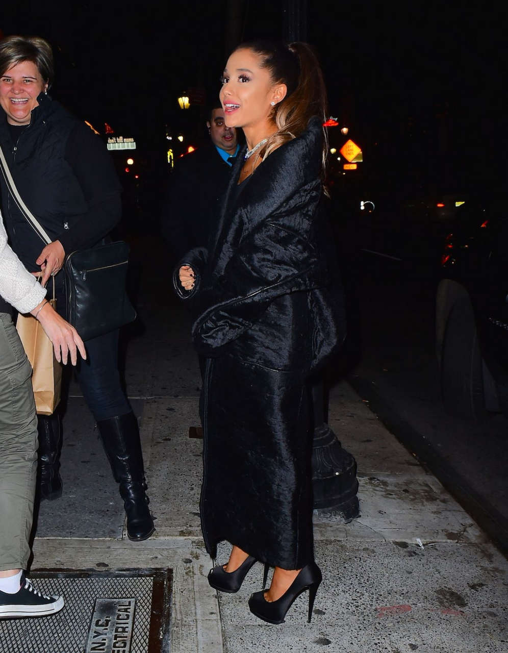 Ariana Grande Leaves Snl Cast Dinner New York