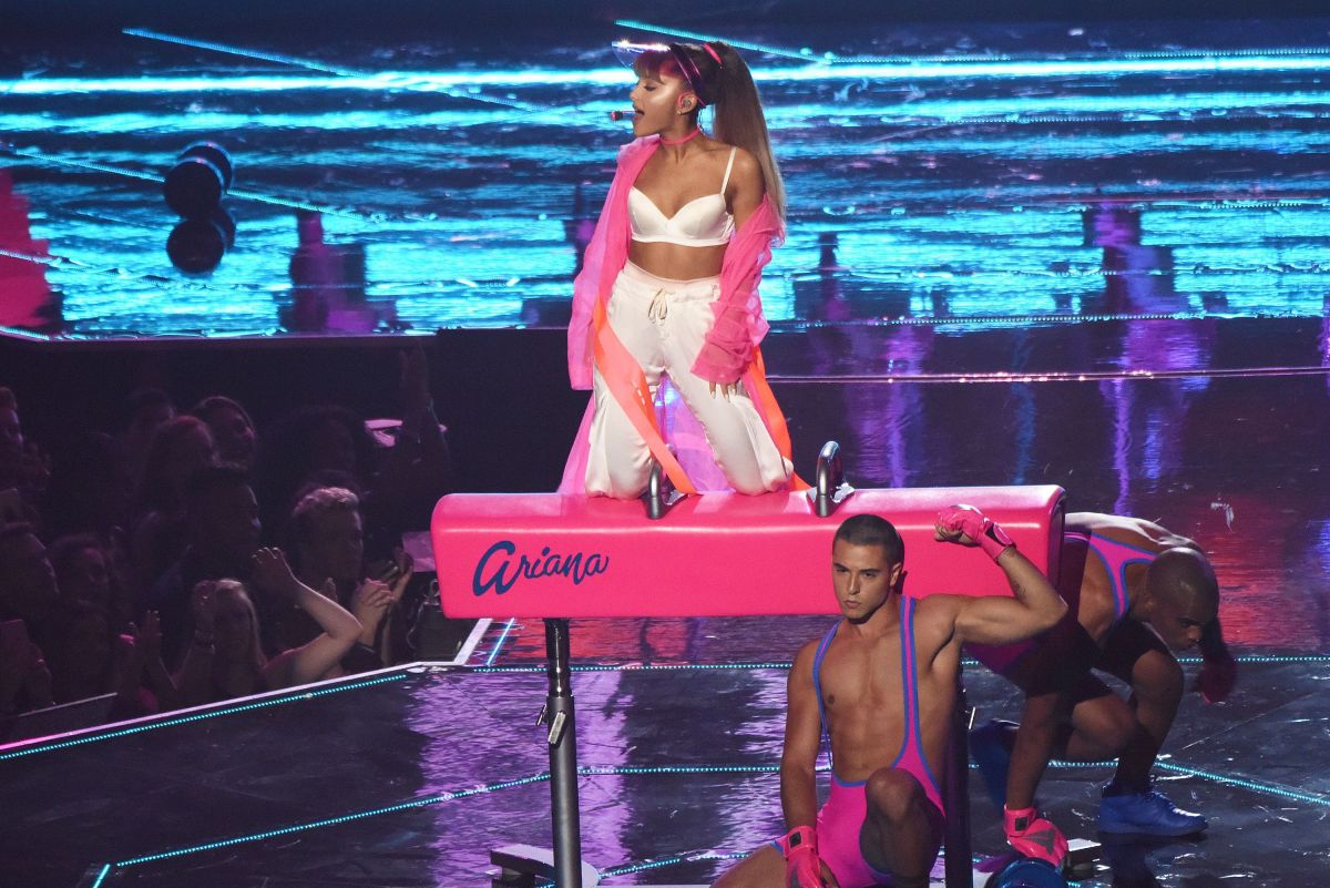 Ariana Grande Nicki Minaj Performs 2016 Mtv Vma New York