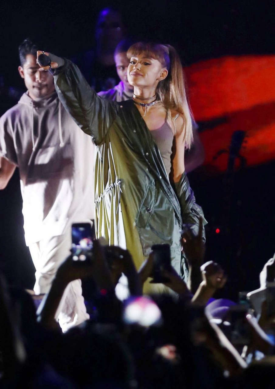 Ariana Grande Performs Billboard Hot 100 Music Festival