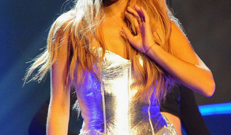 Ariana Grande Performs Radio One Teen Awards Wembley Arena London (9 photos)
