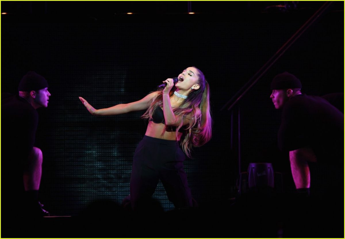 Ariana Grande Performs Takeover T Mobil Arena Las Vegas