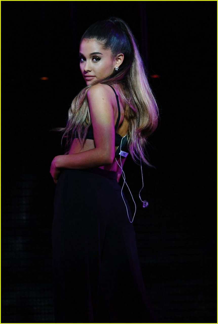 Ariana Grande Performs Takeover T Mobil Arena Las Vegas