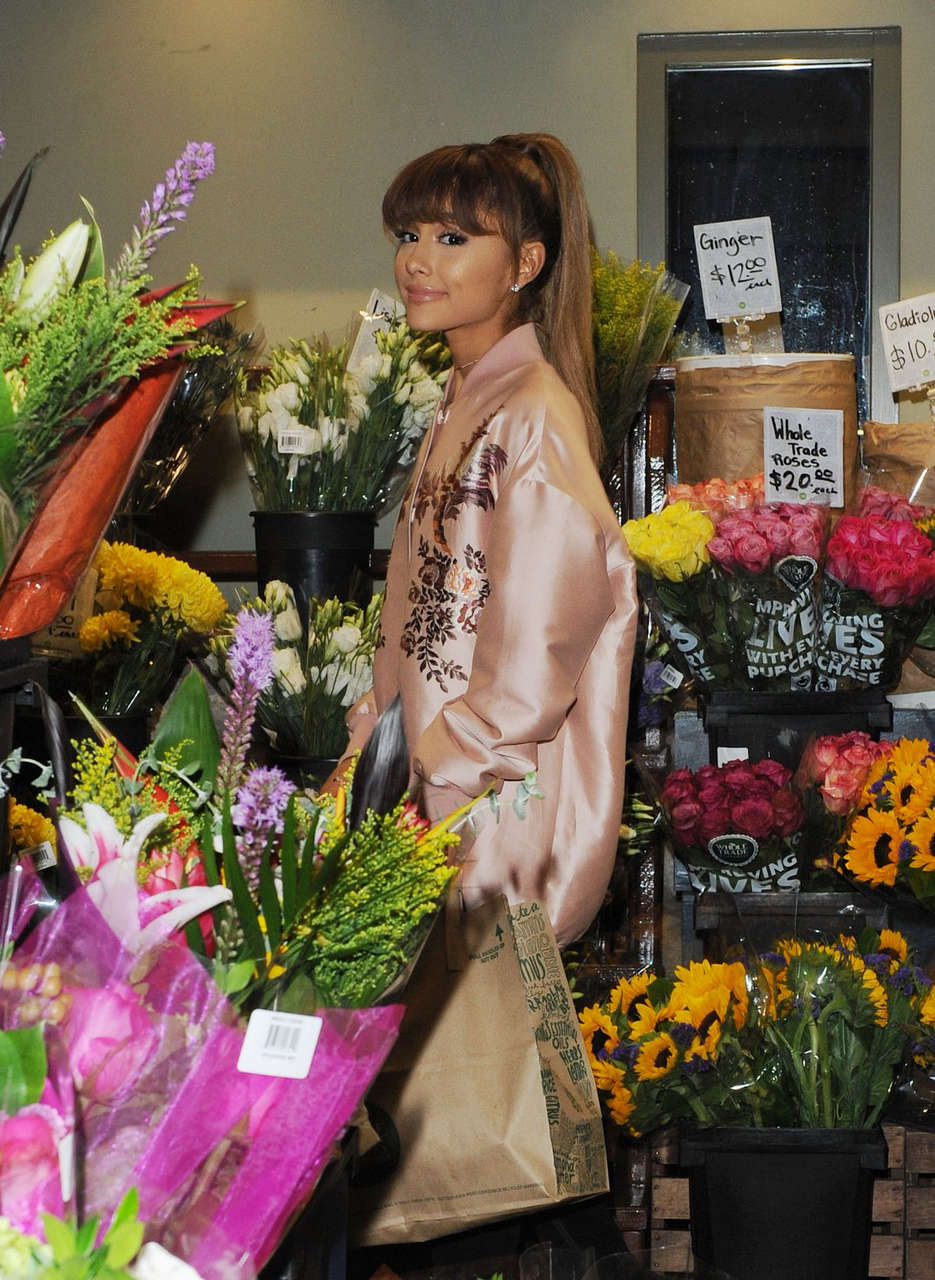 Ariana Grande Shopping Whole Foods Beverly Hills