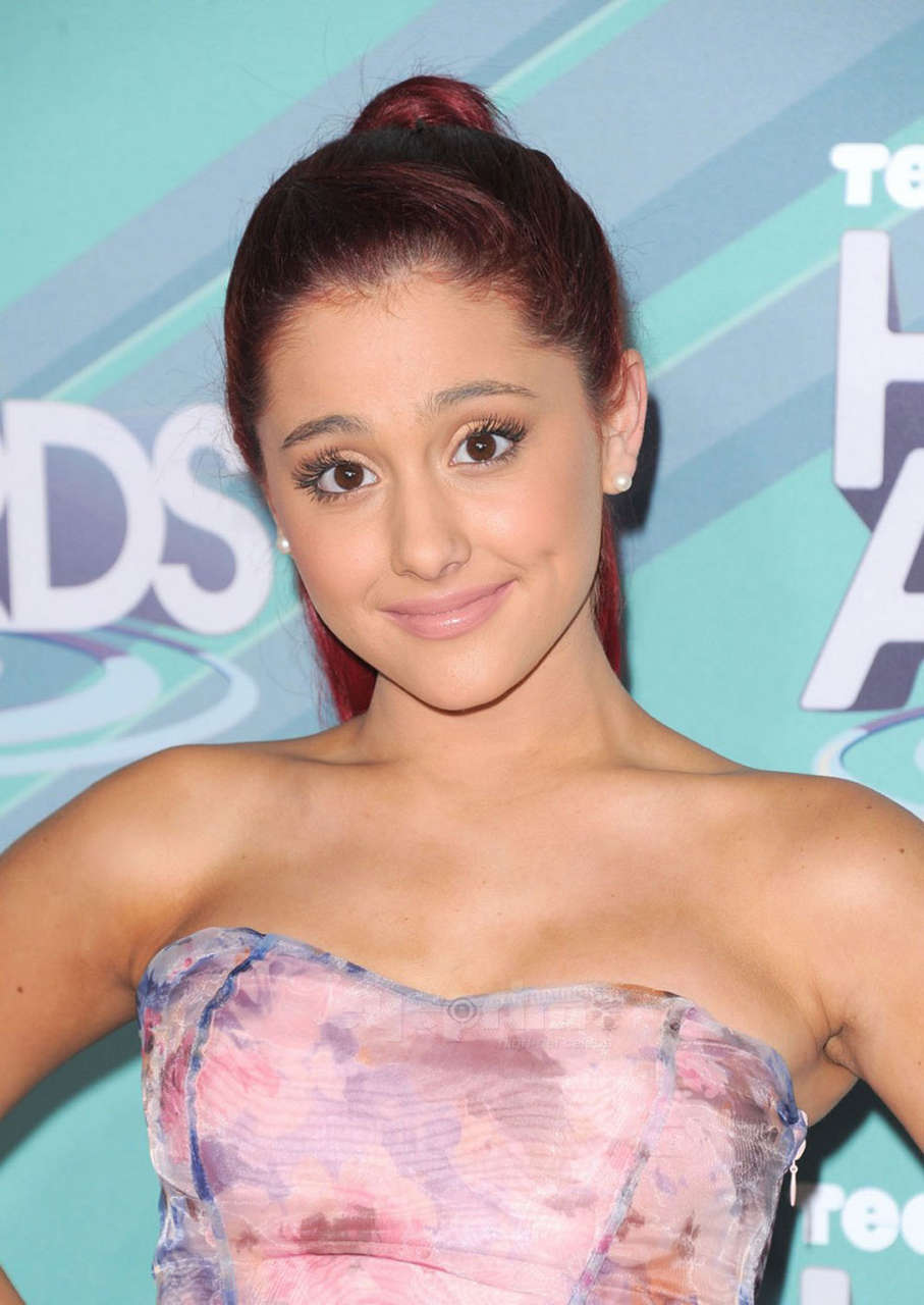 Ariana Grande Teennick Halo Awards