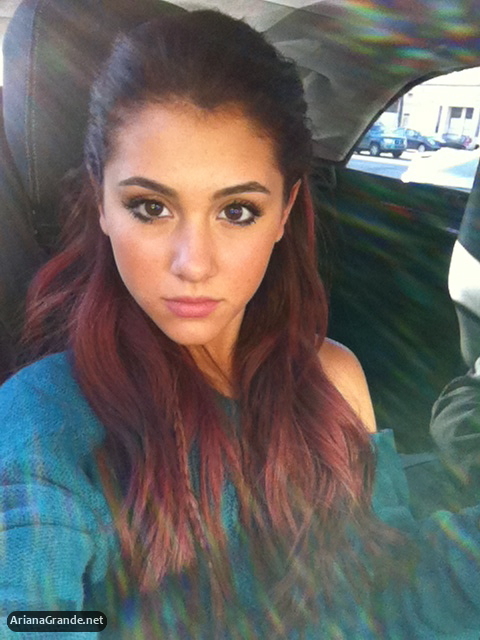 Ariana Grande Twitter Photo