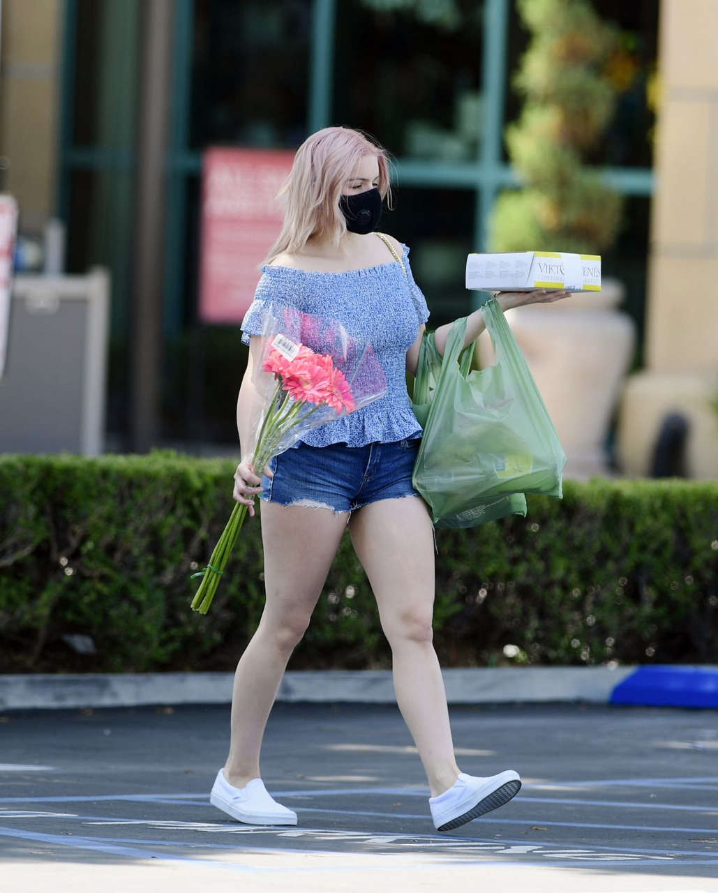 Ariel Winter Out Lcake Flowers Los Angeles