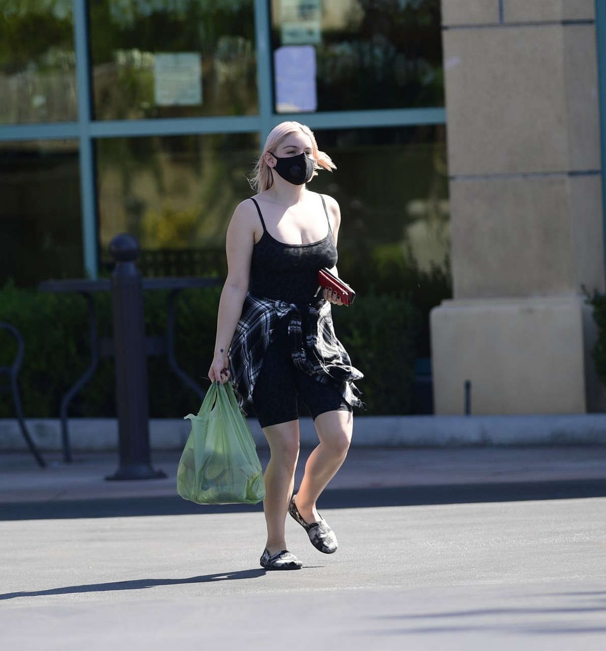 Ariel Winter Shopping Lgrocery Los Angeles