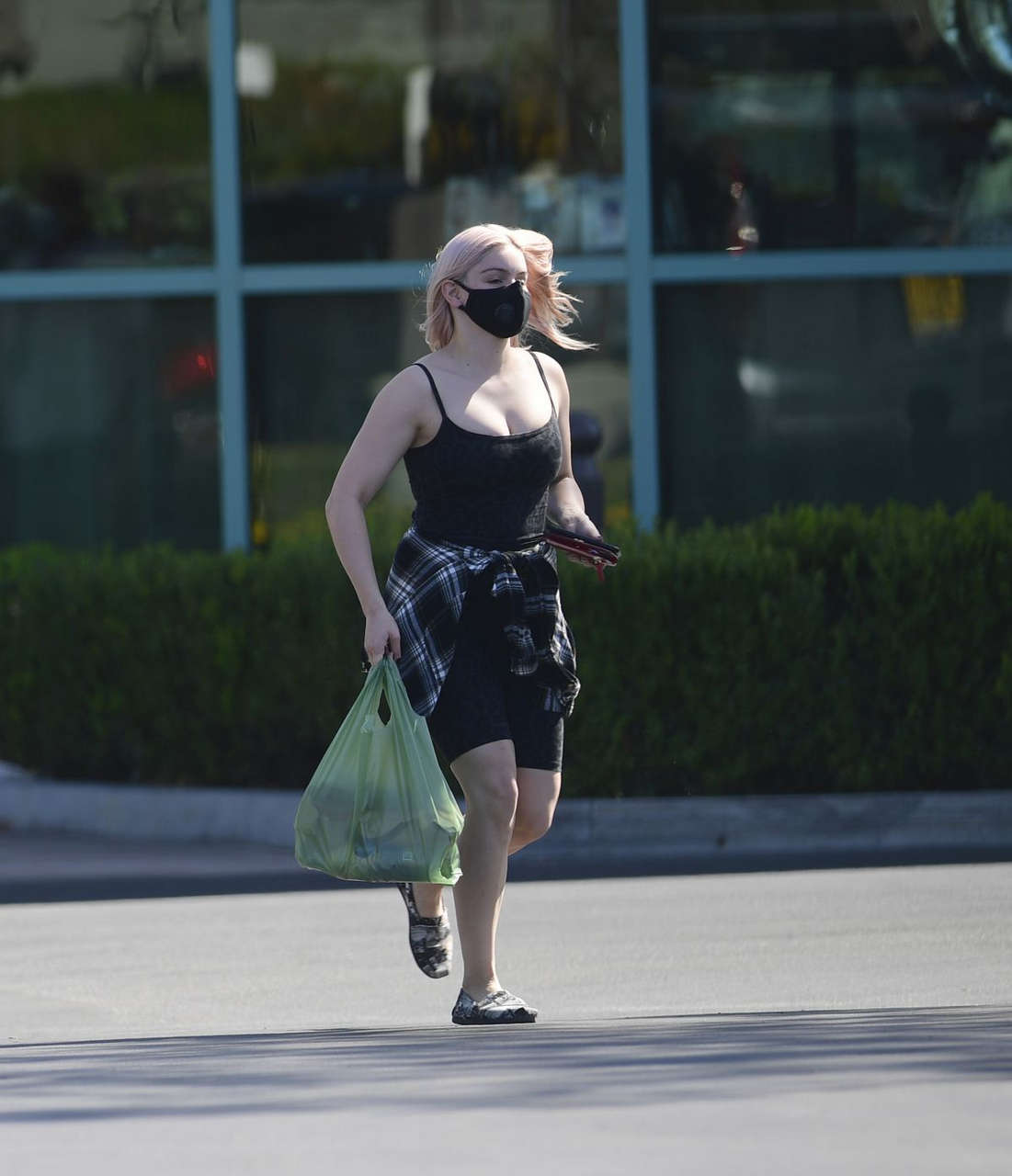 Ariel Winter Shopping Lgrocery Los Angeles