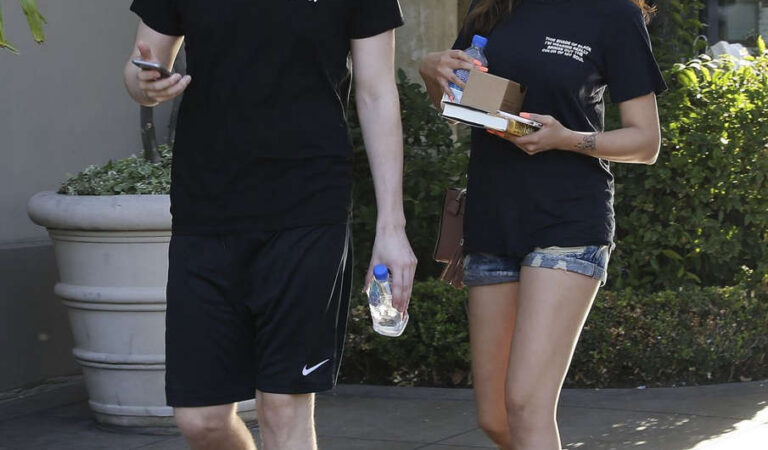 Arzaylea Luke Hemmings Out About Los Angeles (6 photos)