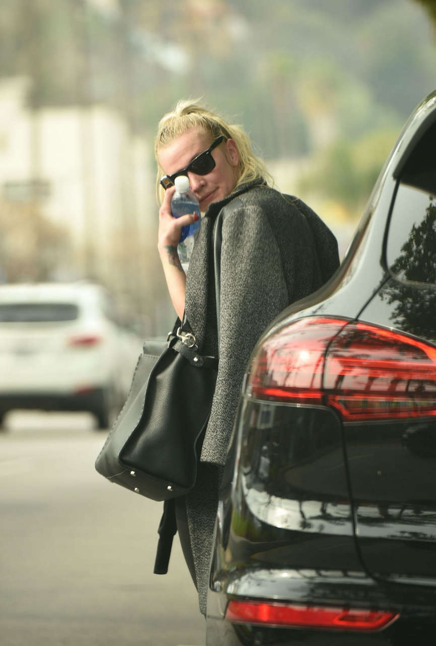 Ashlee Simpson Out About Los Angeles