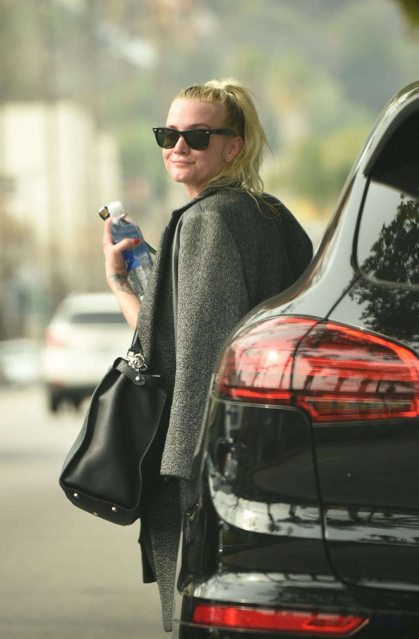 Ashlee Simpson Out About Los Angeles