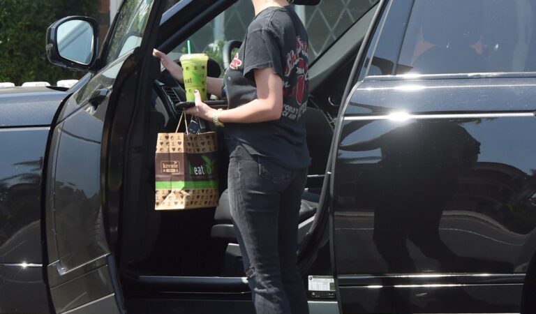 Ashley Benson Out For Fresh Juice Los Angeles (11 photos)