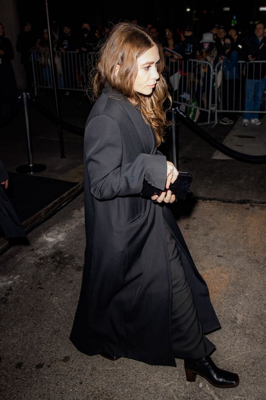 Ashley Olsen Leaves Cfda Awards New York