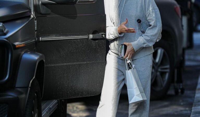 Ashley Tisdale Arrives Skin Care Clinic Beverly Hills (4 photos)
