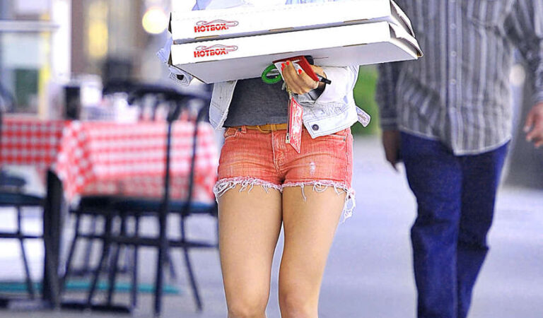 Ashley Tisdale Leggy Candids Getting Pizzas Toluca Lake (6 photos)