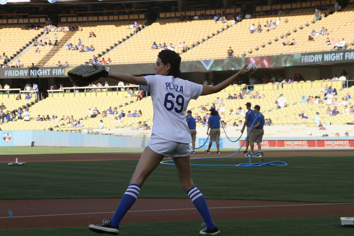 Aubrey Plaza Throwing Out First Pitch Dodgers Game Los Angeles