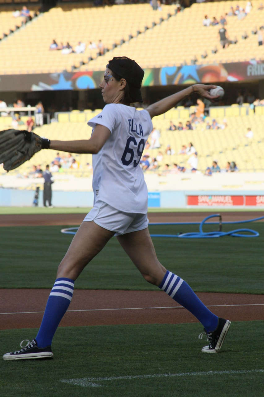 Aubrey Plaza Throwing Out First Pitch Dodgers Game Los Angeles