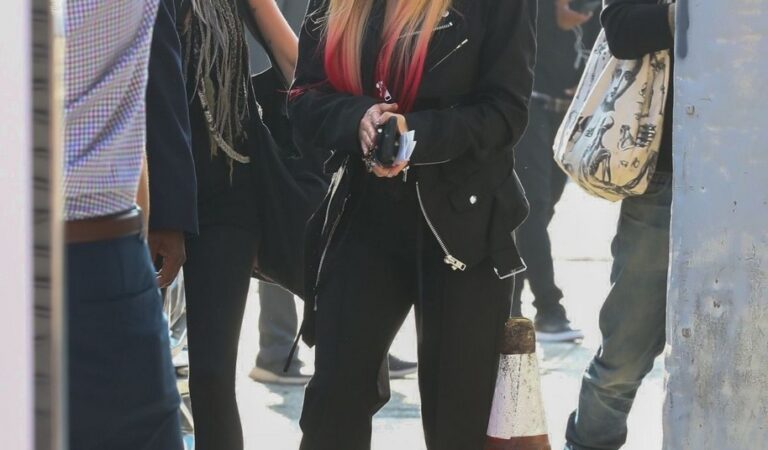 Avril Lavigne Arrives Variety 2021 Music Hitmakers Brunch City Market Social Los Angeles (5 photos)