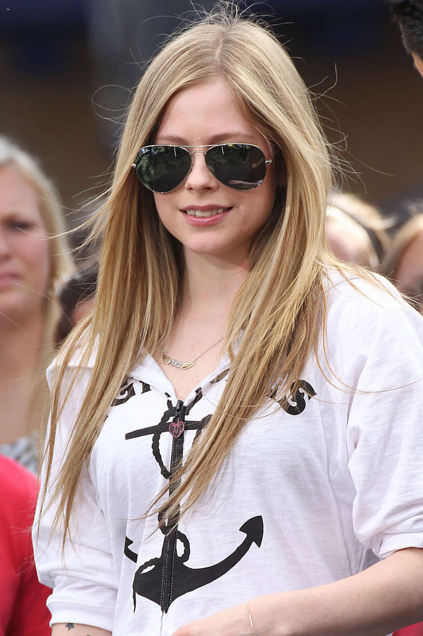 Avril Lavigne Extra Grove Los Angeles