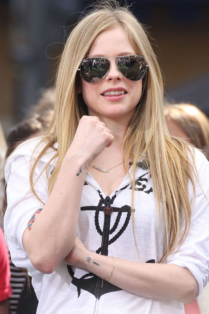 Avril Lavigne Extra Grove Los Angeles