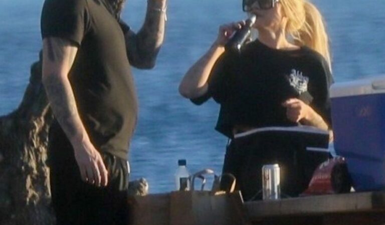 Avril Lavigne Fishing With Friends Off The Coast Malibu (7 photos)