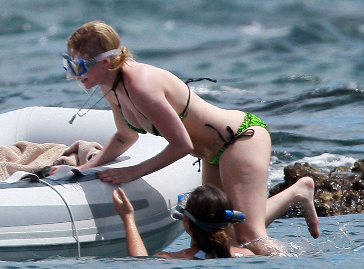 Avril Lavigne Green Bikini Scuba Diving Mexico