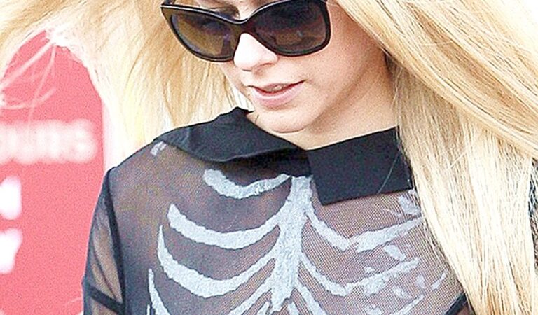 Avril Lavigne Last Halloween Nipslip (1 photo)