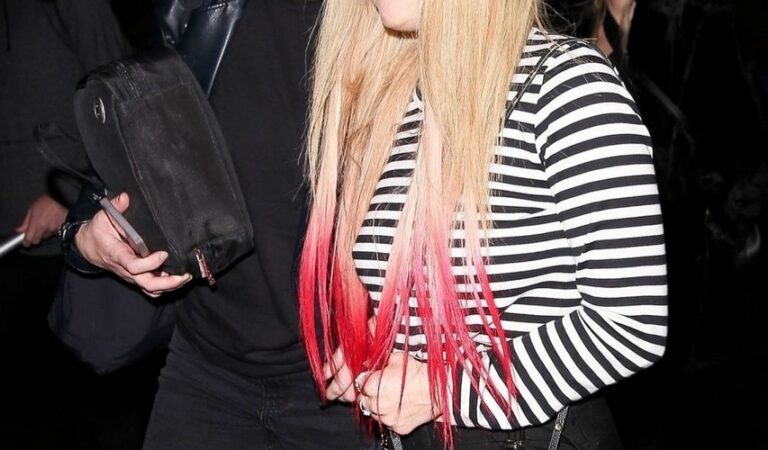 Avril Lavigne Leaves Roxy Hollywood (7 photos)