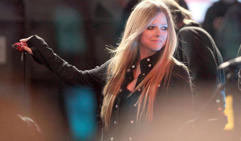 Avril Lavigne Live Good Morning America New York (15 photos)
