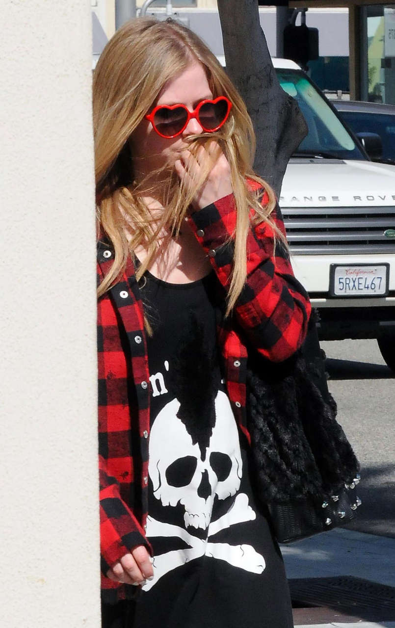 Avril Lavigne Out About Los Angeles