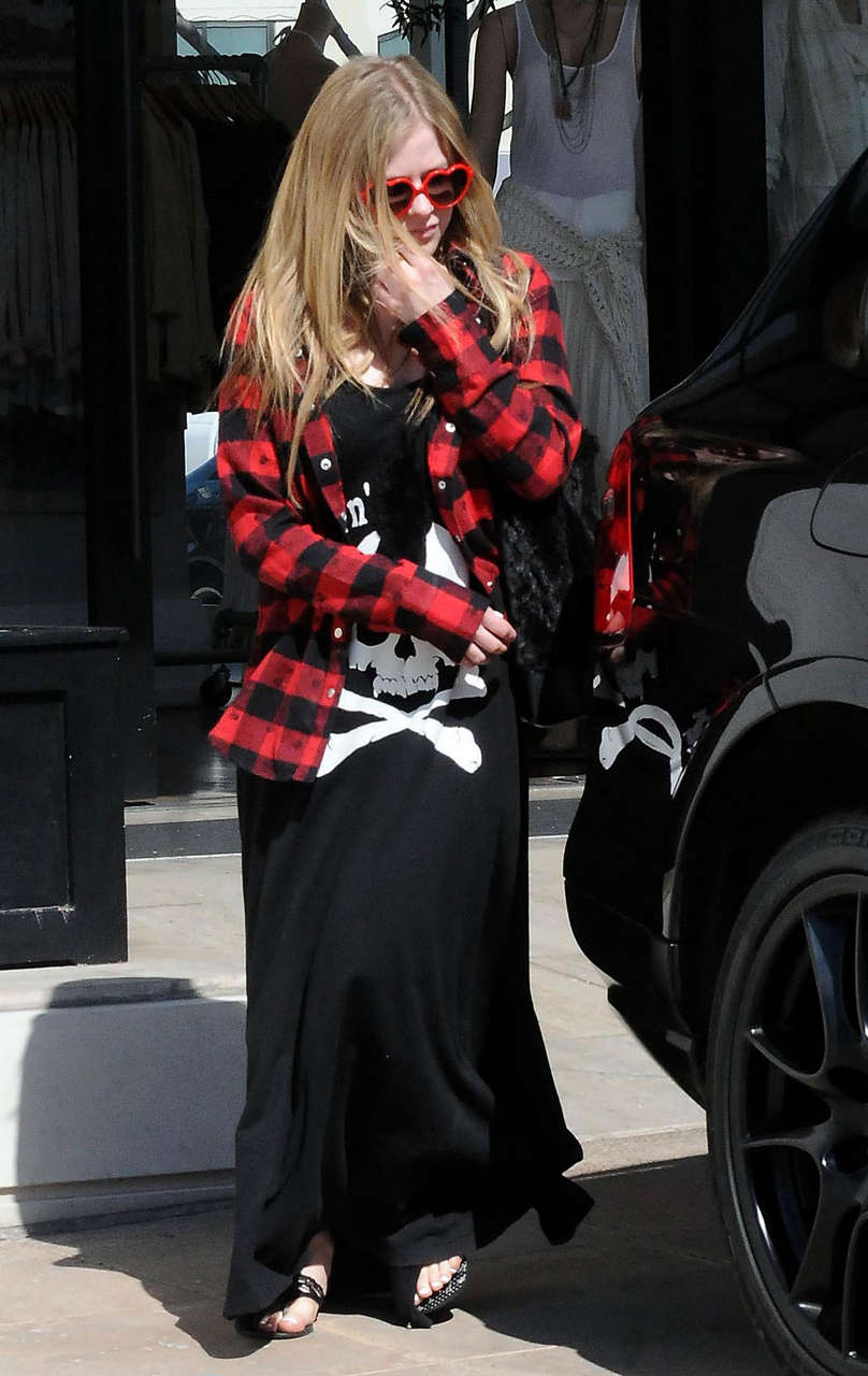 Avril Lavigne Out About Los Angeles