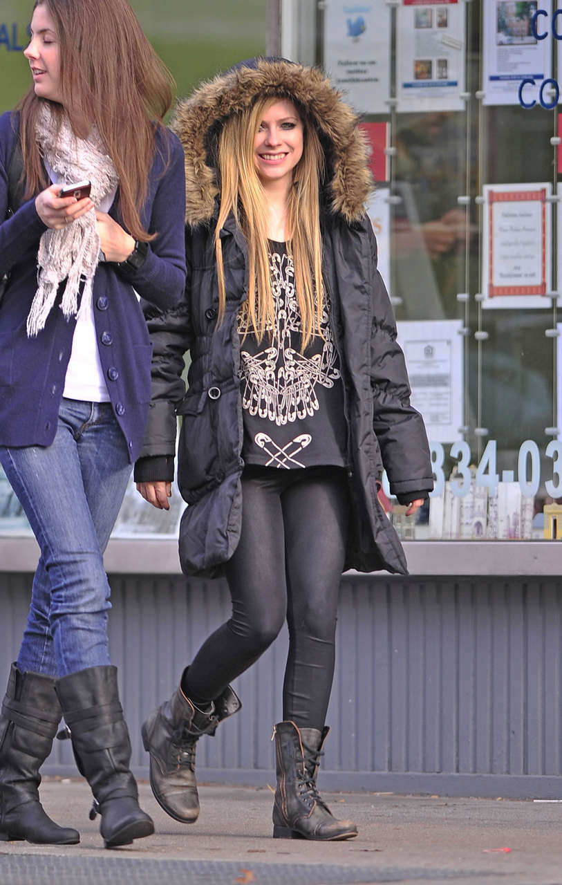 Avril Lavigne Out About New York