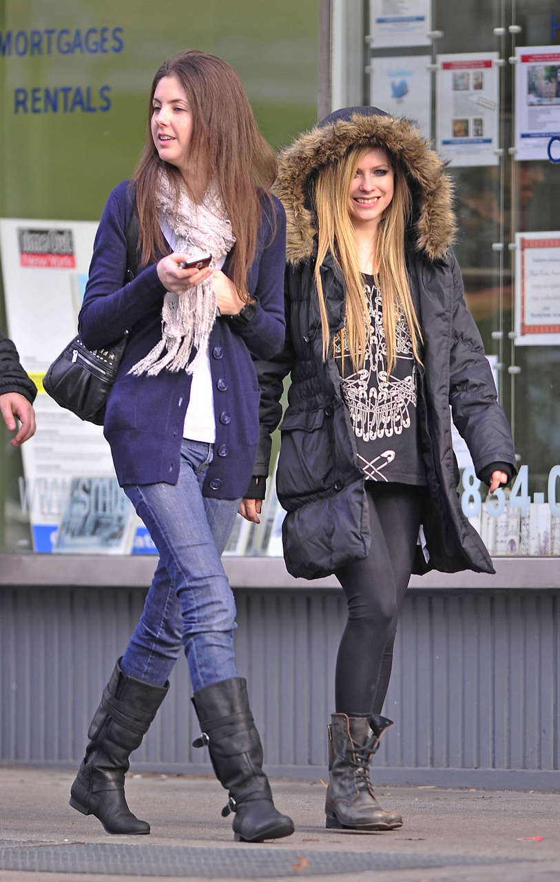 Avril Lavigne Out About New York