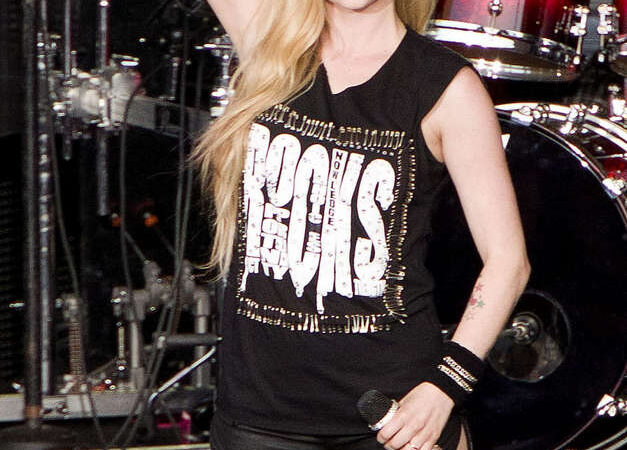 Avril Lavigne Performs Mountain View (21 photos)