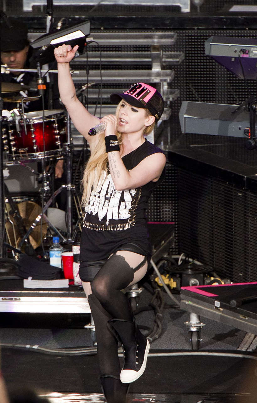 Avril Lavigne Performs Mountain View