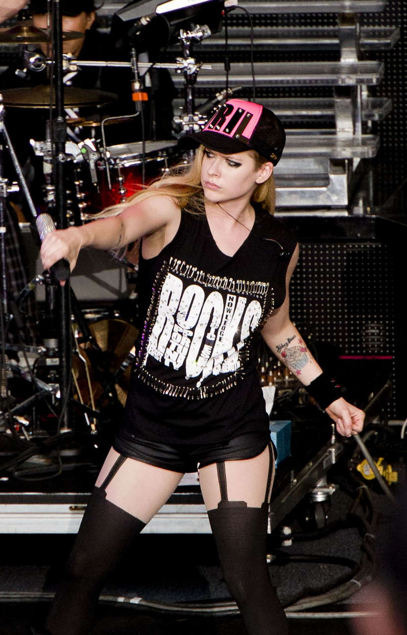 Avril Lavigne Performs Mountain View