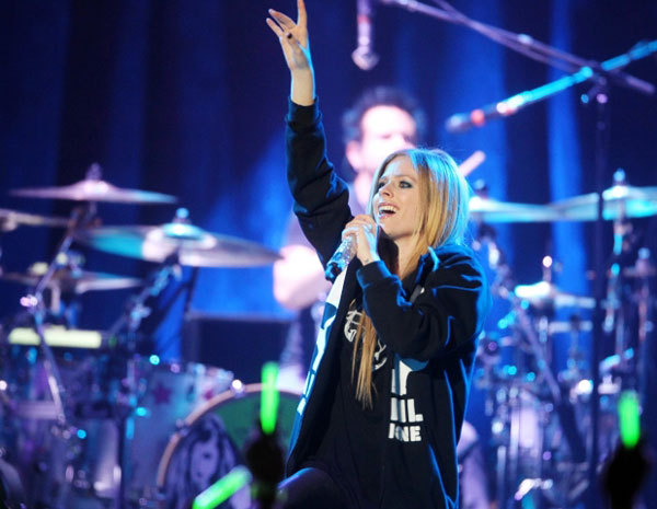 Avril Lavigne Performs Ottawa