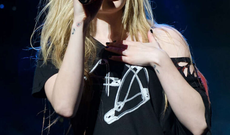 Avril Lavigne Performs Q102 Jingle Ball Philadelphia (18 photos)
